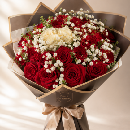 🌹 Ramo Mix de 27 Rosas con Gipsofilia