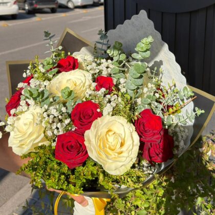 🌹 Ramo Mix de 15 Rosas con Eucalipto y Gipsofilia