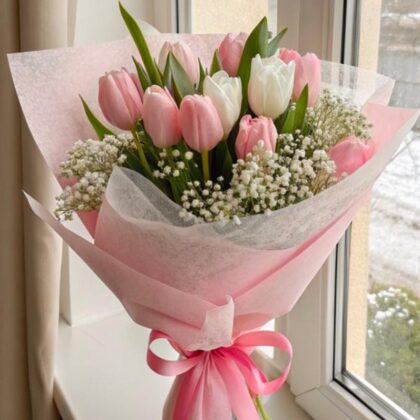 🌷 Ramo de 10 Tulipanes con Gipsofilia
