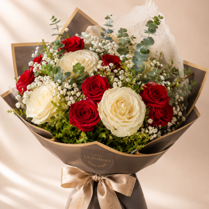 🌹 Ramo Mix de 15 Rosas con Eucalipto y Gipsofilia