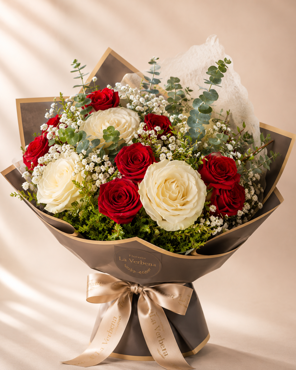 🌹 Ramo Mix de 15 Rosas con Eucalipto y Gipsofilia